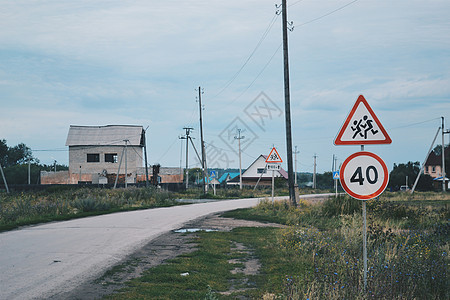 俄罗斯乡村景观背景下的限速标志和行人标志图片