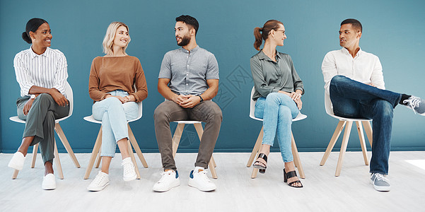 在蓝色背景下 一群自信的商务人士坐在候诊室的椅子上 快乐的有希望的候选人和申请人准备好参加入围面试 以获得工作机会和空缺女士男人图片