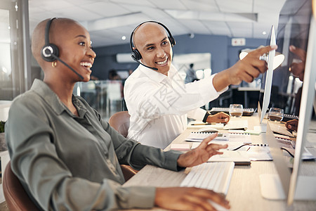 混血男性呼叫中心电话营销代理在办公室的计算机上一起工作时与同事讨论计划 两位顾问为客户服务和销售支持提供故障排除解决方案图片