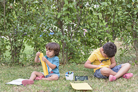 回到学校 两个快乐开朗的孩子 一个手里拿着笔记本和颜料的小学生在公园里乐趣最好的朋友孩子们学习教育女学生朋友们背包友谊瞳孔图片
