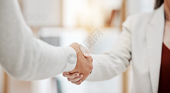 两个商务人士在工作会议上握手 商业专业人士互相问候和做交易 雇用雇员的老板图片