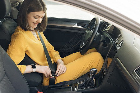 安全第一 美丽的白人女士系紧汽车安全带 坐在车里系好安全带的女商务人士图片