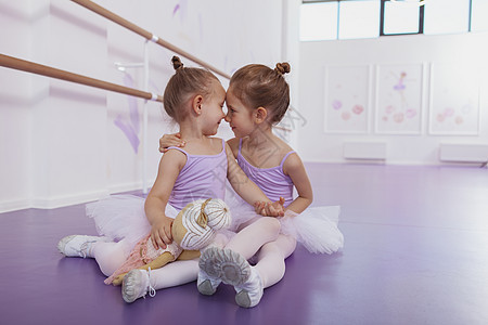 舞蹈班两个可爱的小芭蕾舞女童年裙子姐妹闲暇体操演员能力时间芭蕾舞孩子们图片