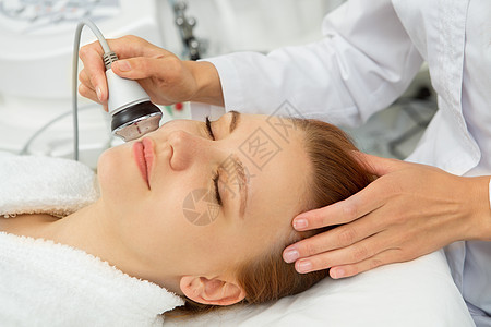 在美容诊所与客户一起工作的专业美容学专业美容学家皮肤卫生仪器程序医生药品职业皱纹皮肤科塑料图片
