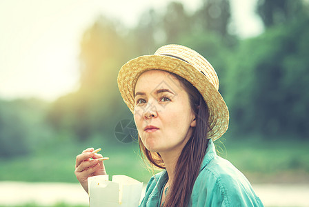 青春的caucasian年轻女人 在日落时吃泰语食物筷子朋友们异国女孩稻草蔬菜享受喜悦街道盘子图片