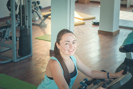 在体育馆培训年轻女青年健身房女孩活力微笑运动装俱乐部训练重量女性白色图片