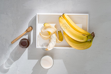 在木本底的碗里切片香蕉水果白色盘子早餐食谱热带稀饭燕麦黄色食物图片
