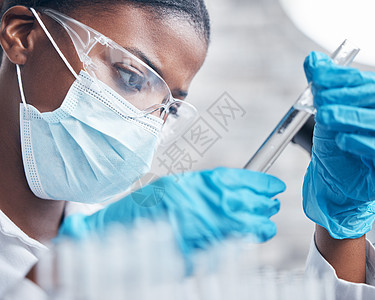 仔细检查手头的样本 一个年轻的科学家 在实验室里用测试管做实验图片