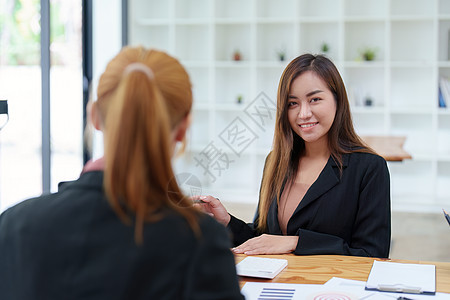 一位亚洲女商务人士的肖像咨询 启动营销计划以满足办公室客户的需求经理同事利润协议预算风险生长团队基金顾问图片