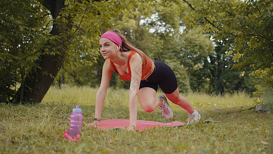 在公园运动的体育垫子上做运动锻炼 练瑜伽 木板姿势专注活动成人福利有氧运动身体运动员女孩体操幸福图片