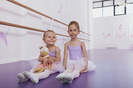 舞蹈班两个可爱的小芭蕾舞女学校舞者灵活性童年班级体操短裙时间能力婴儿图片