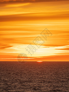 最终的太阳残余在海面地平线下沉落 以迎来急剧日落图片