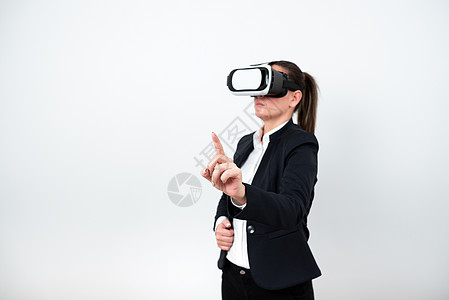 女人戴着 Vr 眼镜 用一根手指指着重要信息 有虚拟现实眼镜和显示重要信息的女商务人士商业游戏休闲男性幸福乐趣耳机创新女性商务图片