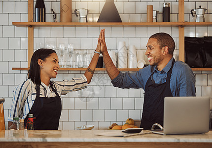 商业伙伴高五彼此 快乐的同事在商店里互相激励 餐厅老板一起合作庆祝 企业家庆祝咖啡店的成功图片