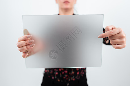 女商务人士在发布重要公告时拿着并指着空白的标语牌 女人展示板与商业营销的新想法和战略男人推介会海报成人女性人士办公室技术电脑手指图片