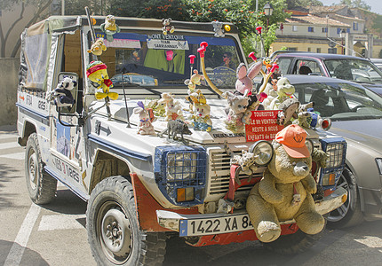 2016年8月3日 普罗旺斯为游客提供吉普车上附加玩具装饰图片