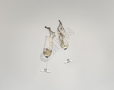 两杯水晶杯子 加香槟敬酒庆祝 白色切除底底的花朵 (笑声)图片