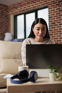 家庭办公室中的自然女性图片