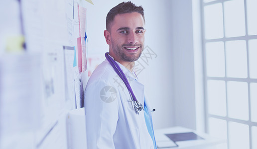 年轻而自信的男医生肖像像站在医务室衣领医院窗户医生儿科男性医师药品成人卫生图片