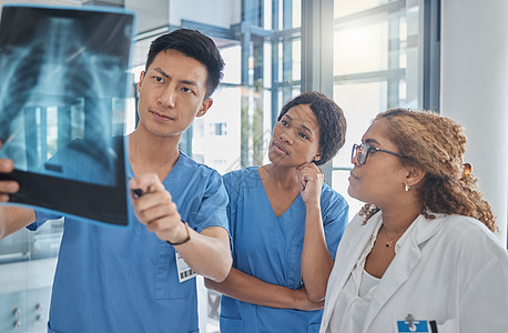 这里似乎是什么问题 在医院会议室开会时 一群医疗专业人员正在查看 X 光片图片