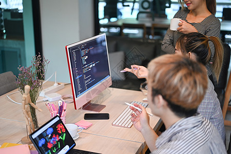 年轻的软件开发人员团队在创意办公室合作开发网站设计和编码技术图片