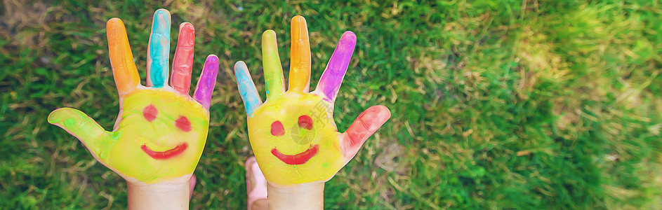 孩子们在夏天的色彩中牵手 有选择地集中精神女孩手指童年乐趣学校蓝色教育画家微笑喜悦图片