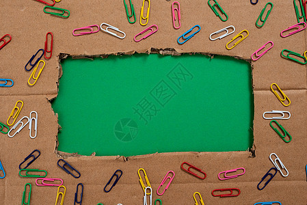 重要信息写在撕纸板下 周围有彩色回形针 到处都是彩色夹子的破纸板下面的重要公告用品主食海报文档图钉教育绿色铅笔不干胶黑板图片