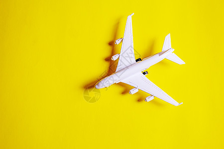飞机 金钱 护照的旅行准备概念 在黄色背景 选择性焦点假期蓝色航空公司运输游客空气飞机场商业货币签证图片
