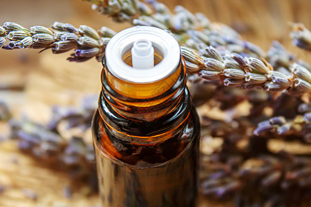 在小瓶子里放淡紫素基本油 选择性的焦点输液健康治疗香味自然疗法香气皮肤芳香温泉图片