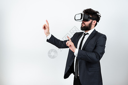 男人戴着 Vr 眼镜 用双手指着重要信息 商务人士有虚拟现实眼镜 用两根手指显示重要信息企业家商务办公室成人正装科学经理商业胡须图片