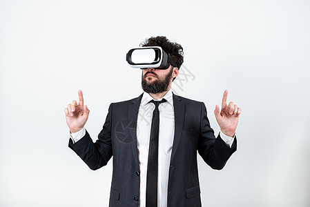 男人戴着 Vr 眼镜 用双手指着重要信息 商务人士有虚拟现实眼镜 用两根手指显示重要信息创新白领成功胡须职业办公室人士套装企业家图片