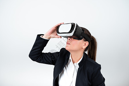 站立的人戴着 Vr 眼镜呈现重要信息 有虚拟现实眼镜和显示重要信息的商务人士 看到新想法的女性耳机微笑游戏男人民族人士商务套装创图片