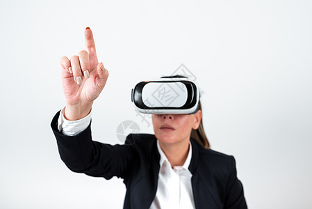 女人戴着 Vr 眼镜 用一根手指指着重要信息 有虚拟现实眼镜和显示重要信息的女商务人士数字科学男人互联网微笑套装女性耳机图形计算图片