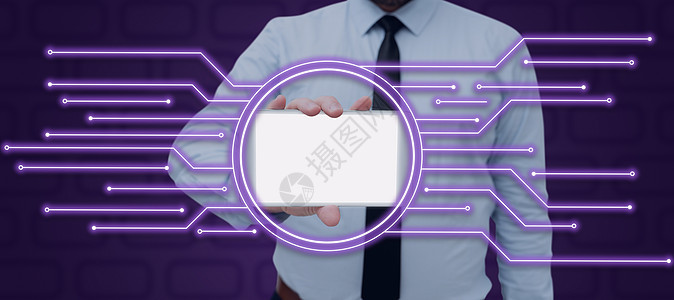 企业主控股板 在数字生成环形圆环中 直线展示现代技术 穿戴Necktie显示手机和通信关键信息的人图片
