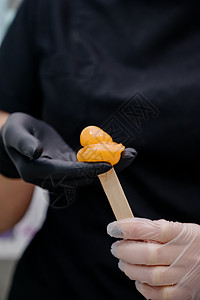 用于摘头发的糖糊 Liquid 黄糖糊或脱落紧贴蜡黄色胶水橙子手套程序服务治疗医疗材料工作室图片