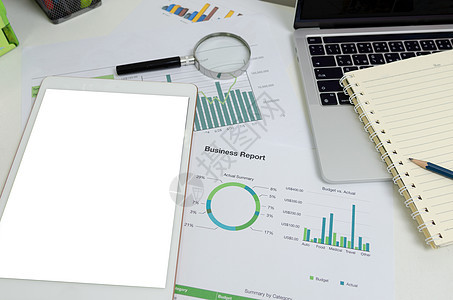 文件图表和图表报告金融投资营销情况 在案头业务概念上用白屏空白平板板板来模拟图片