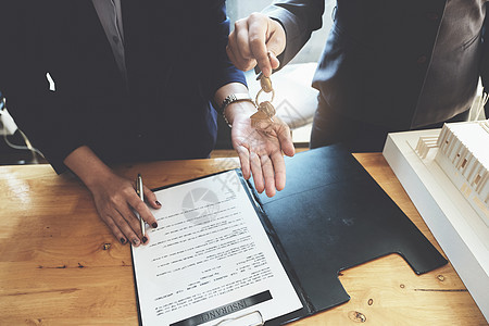 房地产经纪人给与客户签署合同的笔和文件协议 概念协议签名交换金融银行业机构贷款办公室入口投资律师图片