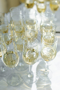 酒吧里有很多葡萄酒杯和美味可口的香槟 或者白葡萄酒 酒精背景酒杯团体液体饮料旅游假期派对瓶子奢华纪念日图片