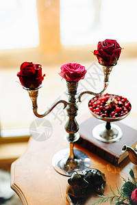 蜡烛台桌上的玫瑰订婚新娘周年仪式假期玻璃庆典蜡烛桌布植物图片