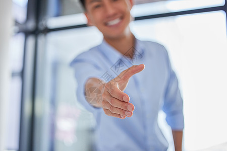 一位商务人士向前伸出手以握手致意和欢迎的特写镜头 网络和会议以商定交易或要约 职位晋升谈判的咨询与合作图片