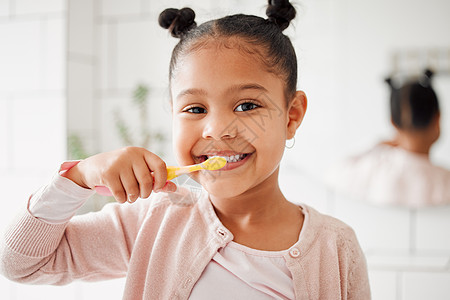 一个混血可爱的小女孩在家里的浴室里刷牙 一个快乐的西班牙裔儿童 拥有健康的日常习惯 可以预防蛀牙和强化牙釉质镜子打扫女孩卫生享受图片