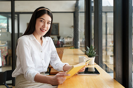 肖像商场的女人在咖啡店摇晃微笑项目笔记本企业家工作职场幸福商务桌子管理人员图片