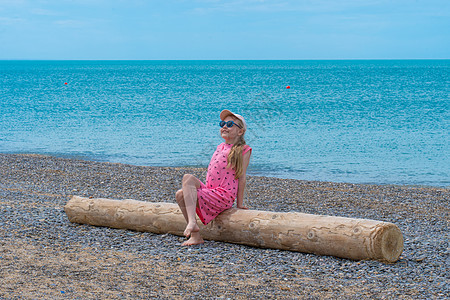登录年轻的海滩女孩自由旅游海洋享受夏天 从水上概念旅行海岸从漂亮孤独 白种人可爱 寂寞的海边平静图片