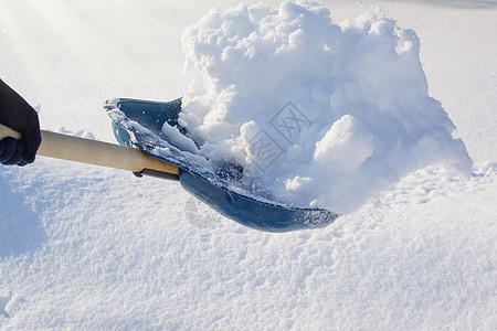 用雪把铲子除去图片