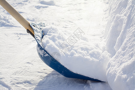 用铲子打扫雪图片