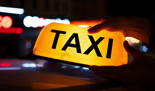街上的计程车牌灯街道服务出租车汽车旅行反射交通夜生活车辆商业图片