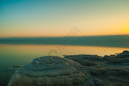 以色列死海日出沙漠地平线海滩岩石风景卫生海岸线阳光太阳天空图片