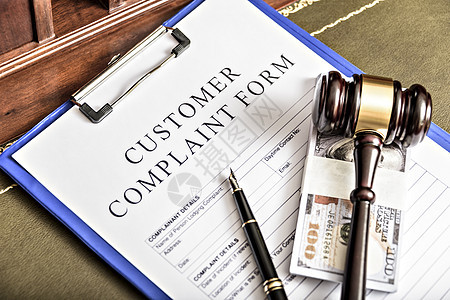 投诉 背景中的木槌和书籍 法律和正义的概念办公室工作顾客文档调查问卷协议商业消费者政策服务图片
