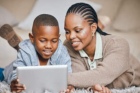 我们在看什么 一个年轻的母亲和儿子 在家里一起用数字平板电脑玩耍图片