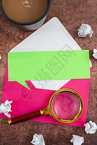带有信封 放大镜 咖啡杯和被弄皱的纸包围的思想泡泡信 它代表了业务发展的关键思想和战略图片